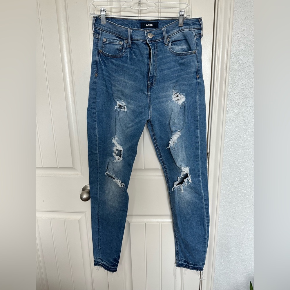 Distressed stretchy skinny jeans